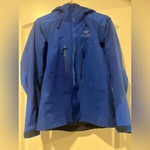 Arc’teryx Alpha AR women’s gore-tex jacket in somerset blue.